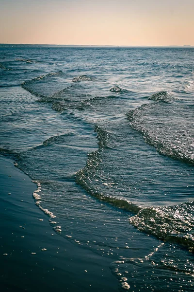 Gümüş Köpüklü Koyu Mavi Deniz Dalgaları Kopyalama Alanı Olan Arkaplan — Stok fotoğraf