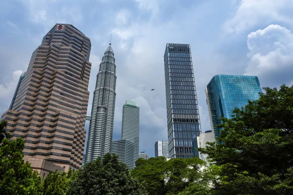 Kuala Lumpur, Malezya - 25 Mayıs 2025: Petronas Kuleleri ve şehir merkezindeki diğer modern yüksek binalar. 