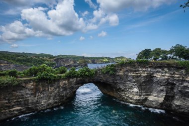Endonezya 'nın Nusa Penida kıyısındaki Kırık Sahildeki Taş Kemer ve Kayalık Uçurumlar.