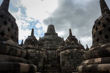 Borobudur, Jawa, Endonezya - 22 Nisan 2025: Antik Borobudur Budist tapınağı kompleksi, dünyanın en büyüklerinden biri. 