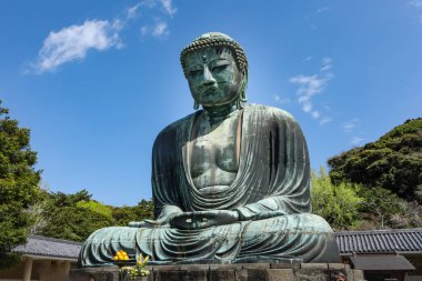 Kamakura, Japonya - 15 Nisan 2025: Kamakura 'nın ünlü büyük Buda heykeli.