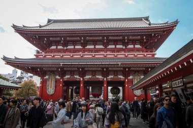 Tokyo, Japonya - 07 Nisan 2025: Tokyo 'daki en eski tapınak olan Asakusa' daki Senso-Ji Budist tapınağı. Bahar, kiraz ağaçları çiçek açar, insan olmaz.. 