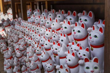 Tokyo, Japonya 'daki Gotokuji Tapınağı' nın önündeki maneki neko kedi heykelleri..