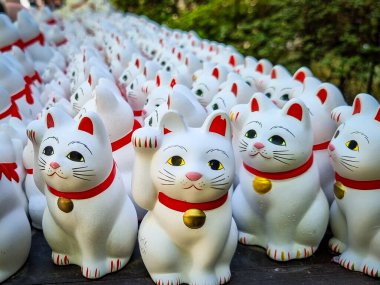 Tokyo, Japonya 'daki Gotokuji Tapınağı' nın önündeki maneki neko kedi heykelleri..