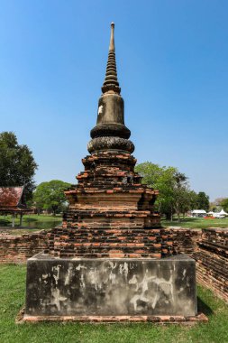 Ayutthaya, Tayland - 1 Mart 2025: Eski Tayland başkenti Ayutthaya 'daki antik Budist taş tapınağının kalıntıları.