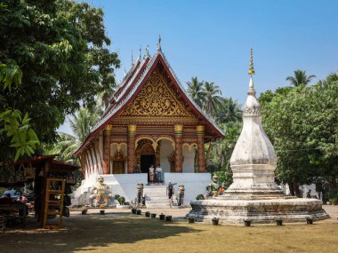 Luang Prabang, Laos - 10 Mart 2025: Wat Wisunarat Budist Tapınağı önünde yaşlı beyaz şapkalı. 
