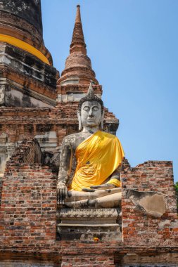 Ayutthaya, Tayland - 1 Mart 2025: Eski Tayland başkenti Ayutthaya tarihi parkındaki antik Budist tapınağı Wat Yai Chai Mongkhon 'da Buda heykeli.