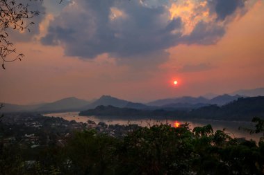 Luang Prabang, Laos 'taki Phousi Hill stupasının tepesinden güzel bir manzara izleniyor..