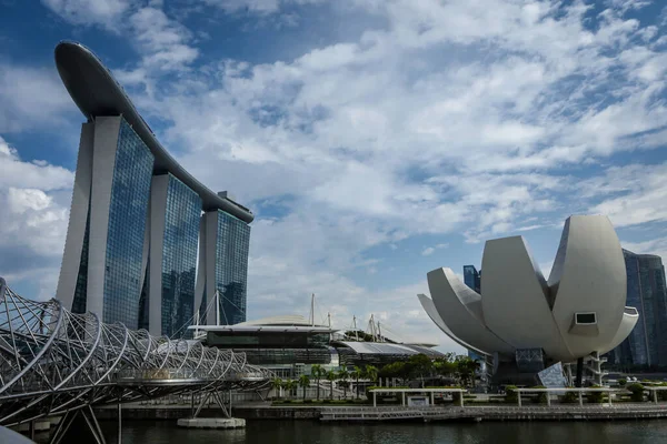 Singapur Şehri, Singapur - 27 Şubat 2025: Marina Körfezi kıyısı ünlü Marina Körfezi Sands ve Sanat Müzesi binası, şehrin simgeleri. 