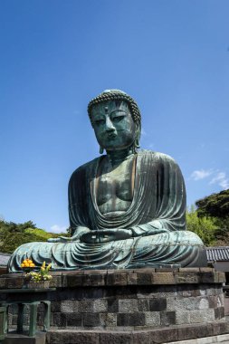 Kamakura, Japonya - 15 Nisan 2025: Kamakura 'nın ünlü büyük Buda heykeli.
