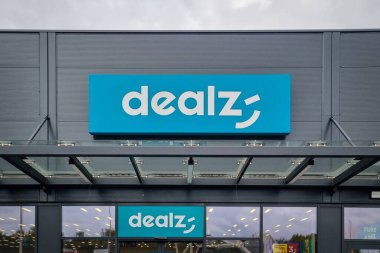 Wroclaw, Polonya - 7 Ekim 2025: Duvarında şirket logosu olan indirimli mağaza girişi.