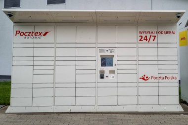 Wroclaw, Polonya - 7 Ekim 2025: Pocztex parsel dolap makineleri kapanıyor, kimse yok.