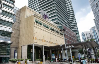 Kuala Lumpur, Malezya - 25 Mayıs 2025: Petronas Kuleleri 'ndeki Suria KLCC lüks alışveriş merkezi. 