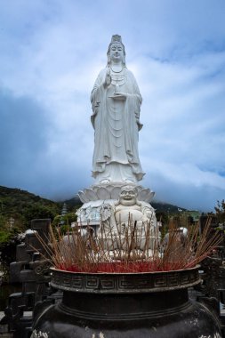Da Nang, Vietnam - Nisan 01, 2025: Büyük Budist Bayan Buddha Quan Am (Guanyin, Kannon) bodhisattva heykeli.