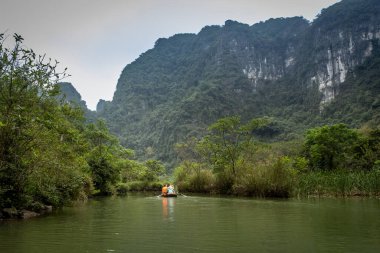 Trang 'deki kayıklar Kızıl Nehir deltasındaki manzaralı bir manzara tesisi, Kuzey Vietnam, UNESCO' nun dünya mirası alanı..