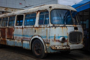 Wroclaw, Polonya - 27 Eylül 2025: Popowice deposunda eski, paslı 