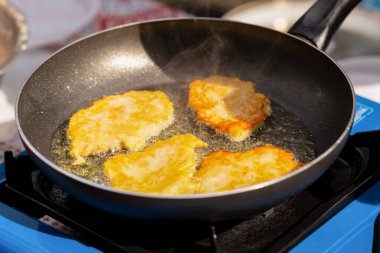 Tavada kızarmış patates gözlemesi.