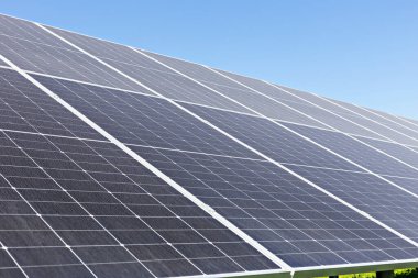 Güneş enerjisi. Güneş panelleri çatıda, yenilenebilir enerji üretimi için güneş ışığını etkin bir şekilde yakalıyor, modern teknolojiyi ve açık ortamda sürdürülebilirliği sergiliyor.