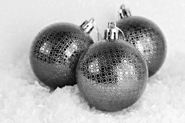 Noel topları karda yatar, gri arka plan, ön görüş, kopyalama alanı. 2026 yılının gösterişli rengi, Bulut Dansçısı