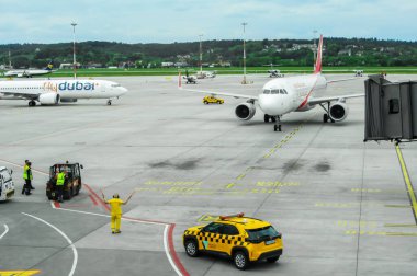 Ivan Paul II Havalimanı, Krakow, Polonya - 07 Mayıs 2025: Havalimanı pistte uçak, yer ekibi trafiği ve taksicilik, yoğun havacılık operasyonları ve lojistik faaliyetleri