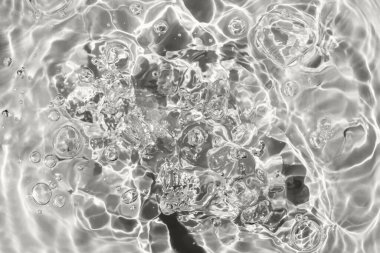 Temiz su yüzeyi kabarcıklar ve dalgalanmalar gösterir, monokromda dinamik desenler yaratır. Işık ve gölgenin etkileşimi suyun dokusunu geliştirir. 2026 yılının gösterişli rengi, Bulut, Dansçı