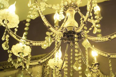 Kristal avize yakın plan. Pembe ışık. Seçici odak