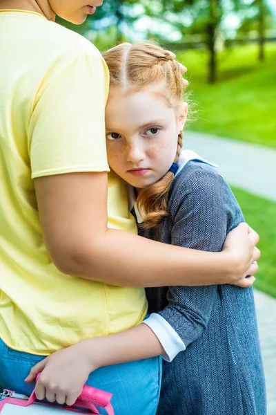 Mam Troost Haar Huilende Dochter Schoolmeisje Weg Naar Huis Van — Stockfoto