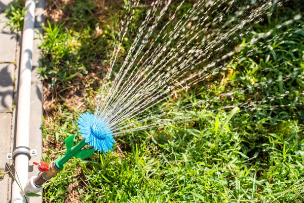 Automatische Beregnungsanlagen Zur Bewässerung Von Gras Blumenförmig Der Rasen Wird — Stockfoto