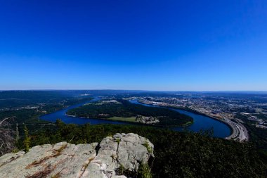 Burası Tennessee Nehri 'nin Chattanooga, Tennessee' deki Moccasin Bend 'i. Bu fotoğraf, Chickamauga & Chattanooga Ulusal Askeri Parkı 'nın bir parçası olan Point Park' tan çekildi. Burası Kasım 'da ünlü 