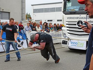 Güçlü adam kamyon çeker