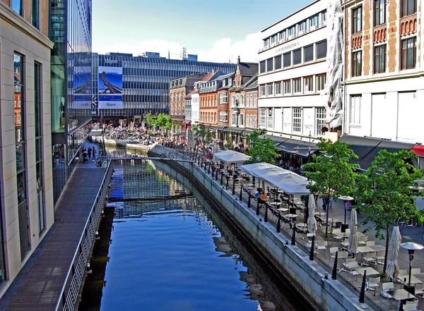 Promenade entlang des Flusses in aarhus (Dänemark)) — Stockfoto