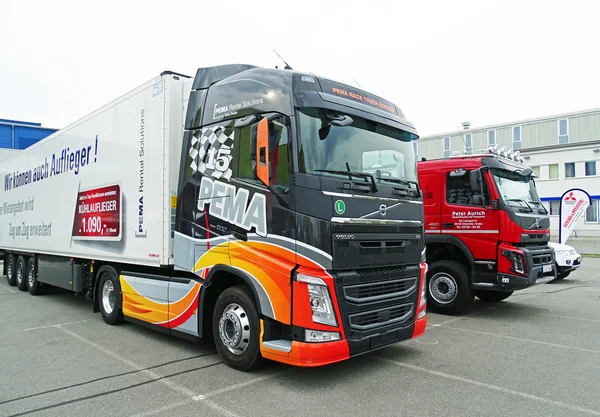 Moderne vrachtwagens van fabrikant Volvo — Stockfoto