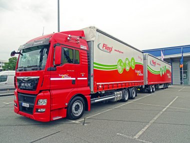  Bir uzun Fliegl Eurocombi Road tren semi-treyler kamyonla adam