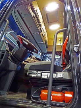 Modern bir kamyonun sürücü kabini