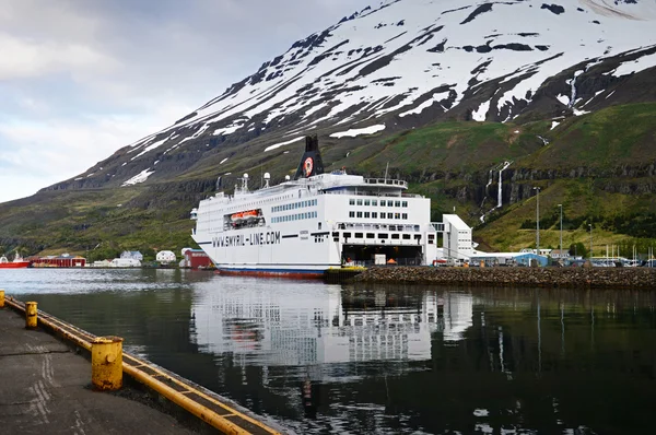 Lautta Smyril Line Norrona vuonossa Islannissa — kuvapankkivalokuva