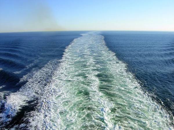 Waves and exhaust gases from a ship — Stock Photo, Image