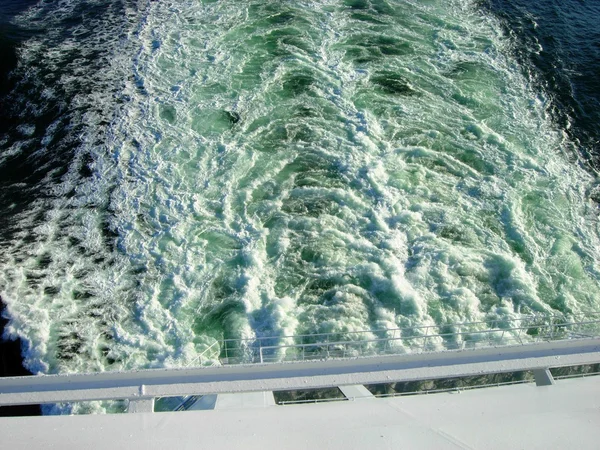 Waves on the stern of a ship — Stock Photo, Image