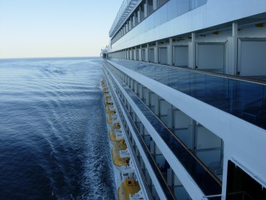 Büyük bir cruise gemi denizde