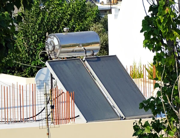 Edificio con sistema solar térmico — Foto de Stock