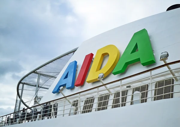 Funil e campo de esportes de um navio de cruzeiro de cruzeiros AIDA — Fotografia de Stock