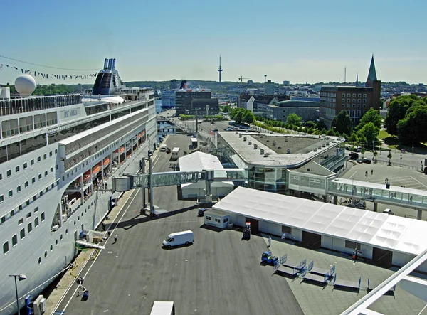 Bateau de croisière MSC Opera au terminal de croisière à Kiel — Photo