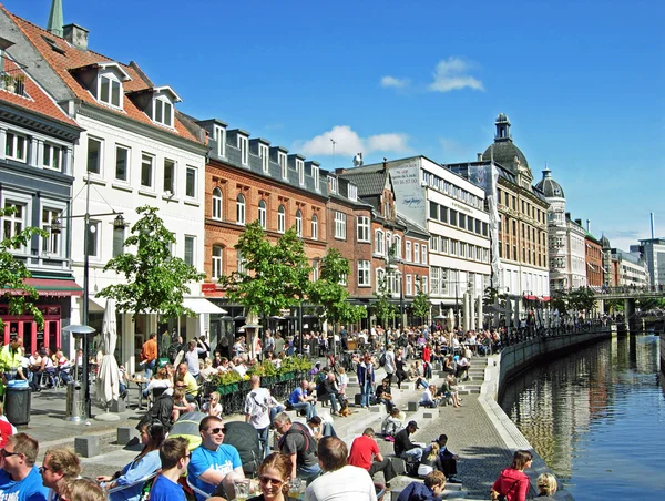 O rio Aarhus (Canal de Aarhus) em Midtbyen — Fotografia de Stock