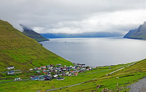 Falu a Funningur települések között a Feröer-szigetek — Stock Fotó
