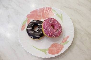 Donutlar kremalı ve çikolatalı. 