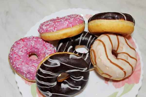 Rosquillas Con Glaseado Chocolate Plato — Foto de Stock