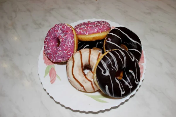 Пончики Глазурью Шоколадом Тарелке — стоковое фото