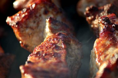 Ateşte et, barbekü, şiş kebap.