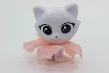 Kedi yavrusu için fiyonklu oyuncak 