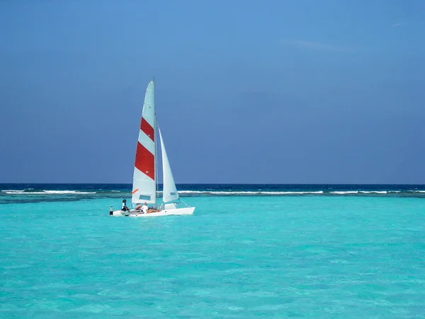 Yacht in a tropical resort island in Maldives — Stock Photo, Image