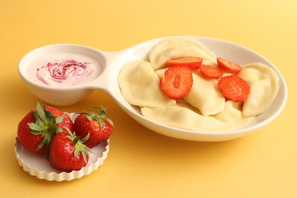 Sweet dumplings with cottage cheese and strawberries — Stock Photo, Image